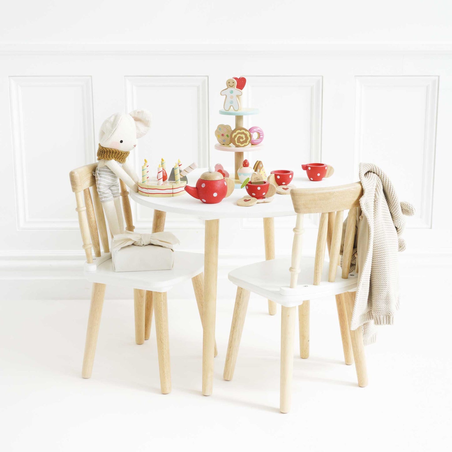 Mesa e Cadeiras de Madeira para Crianças